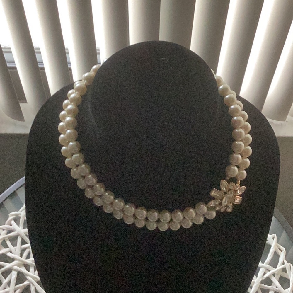 Elegant Pearl Necklace with Gold Accents